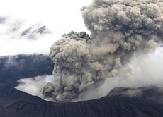 В Японии извергается самый болшой вулкан страны