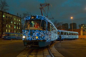 На улицы города вышел Новогодний трамвай