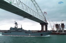 БДК «Азов» прошёл под центральной аркой Крымского моста