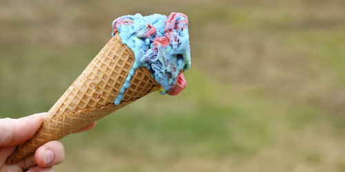 В Испанском Бланесе можно попробовать мороженое, которое меняет цвет