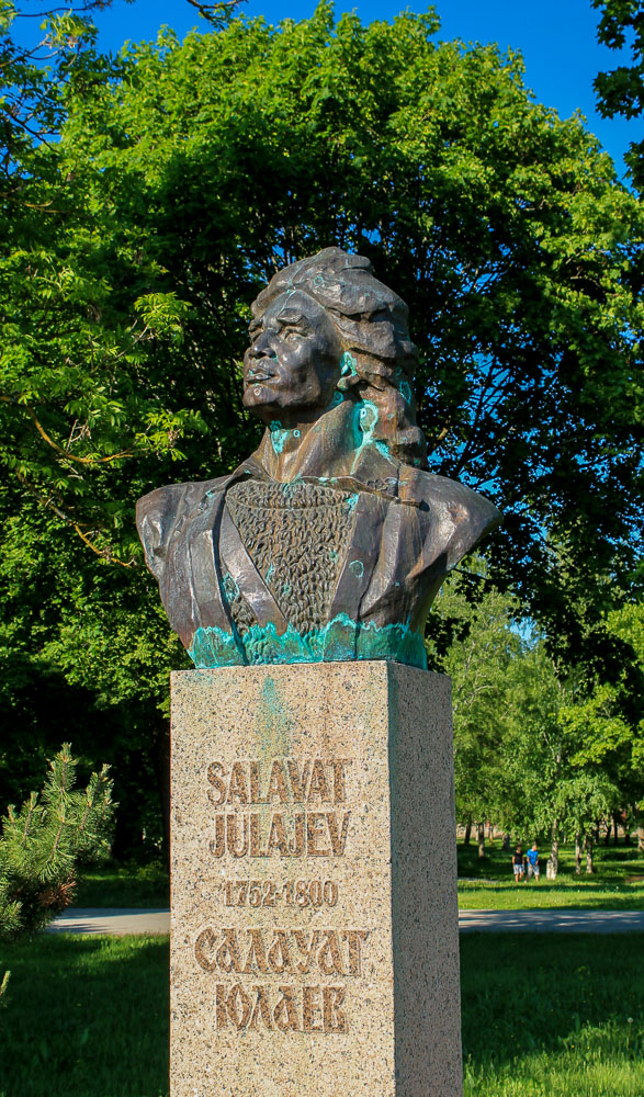 Памятник Салавату Юлаеву в Палдиски