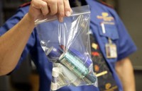 В российских аэропортах запретили провозить жидкости в ручной клади