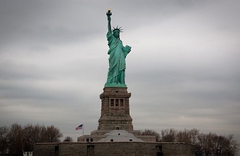 Туристам не рекомендуется брать в США наличные деньги из-за возможных конфискаций полицией